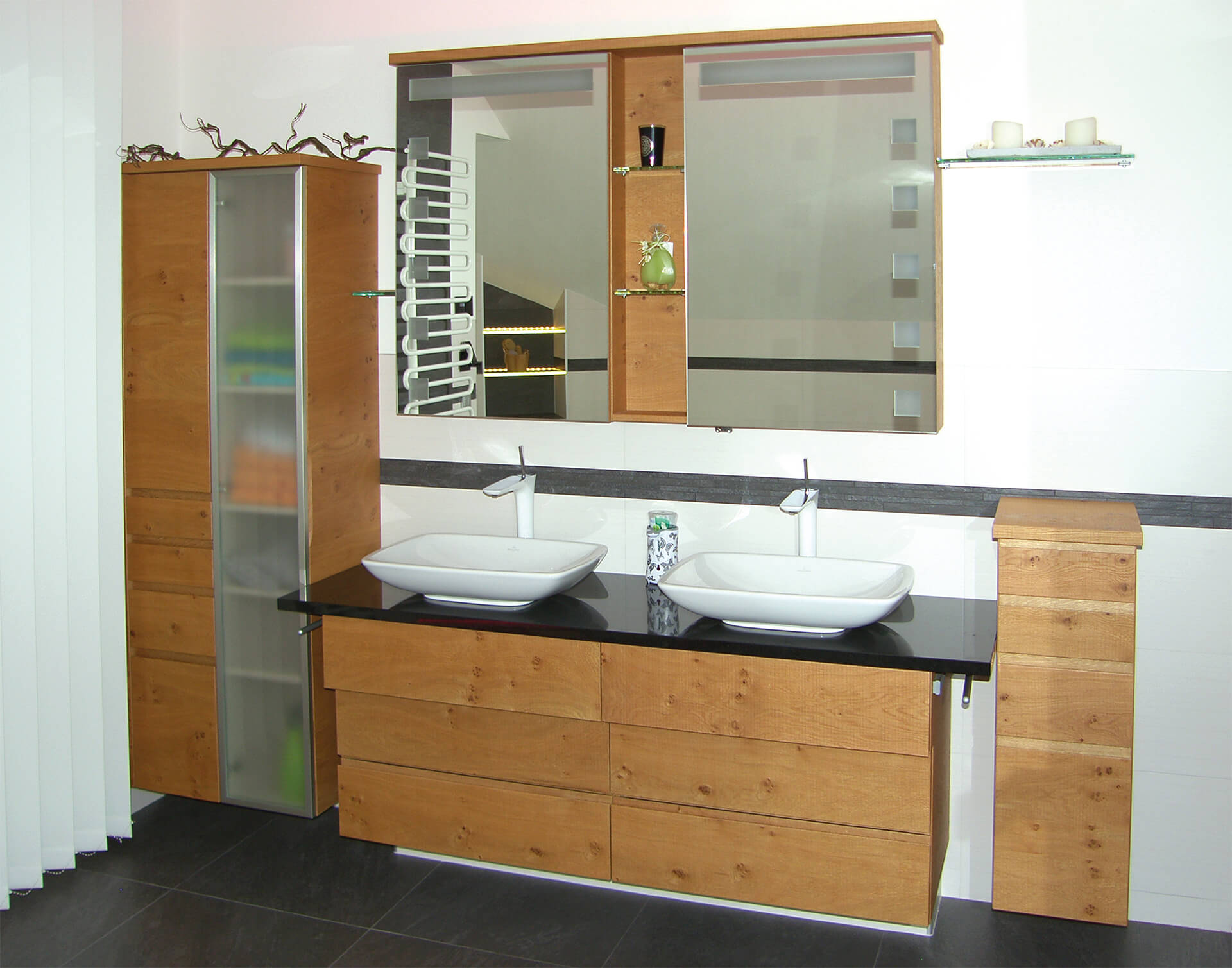 Waschbecken mit Vollholz unterbau und Spiegelschrank